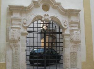Tricase - piazza Giuseppe Pisanelli - Atrio Palazzo Gallone - Portale
